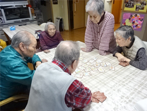 かるた取り・皆さん真剣です